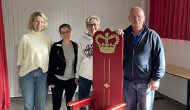 Die Jury des Uetesener Wettbewerbs mit dem Lesethron