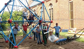 Nach der Sanierung des Spielplatzes an der Stiftskirche sind die Rotarierinnen und Rotarier sichtlich zufrieden