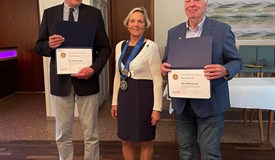 Rotary-Präsidentin Ellen Kruse übereicht die Urkunden