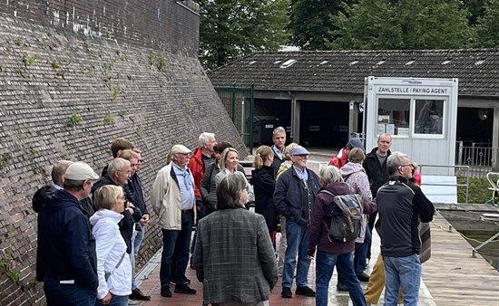 Mitglieder des Rotary Club Elmshorn während der Schleusenführung in Brunsbüttel