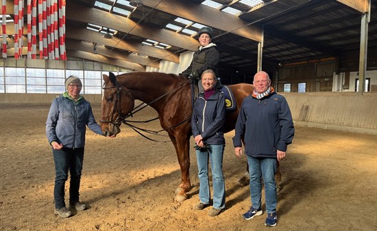 v.l.n.r.: Ulrike Dose-Dibbern, Niklas mit Biskaya, Janina Pöhlsen, Iwer Matzen